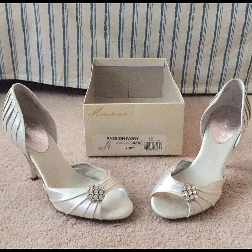 Michaelangelo Ivory Peep-toe Heels with 📦